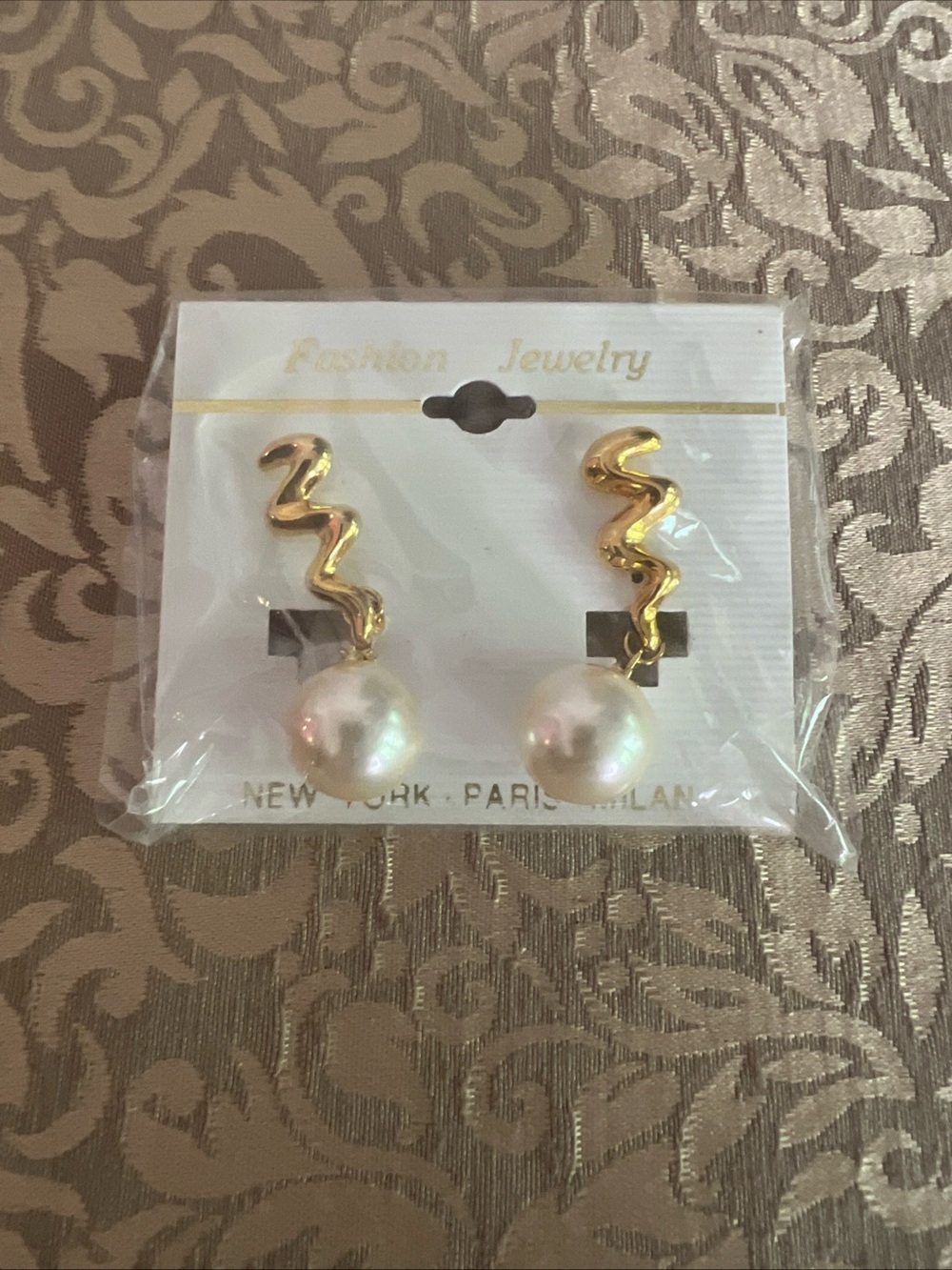 Vintage Fashion Jewelry New York Paris Milan Zig Zag Earrings Faux Pearl